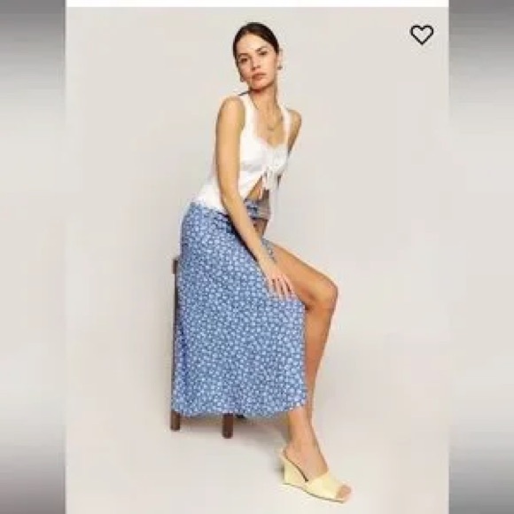 Reformation Zoe floral print midi skirt with slit in azzurro - Picture 3 of 10